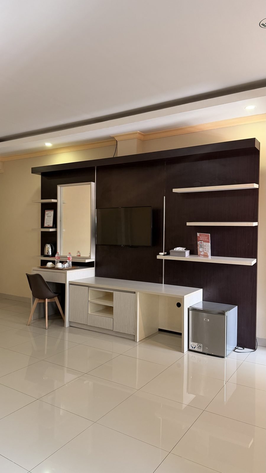 Meja kerja dan TV di dalam kamar