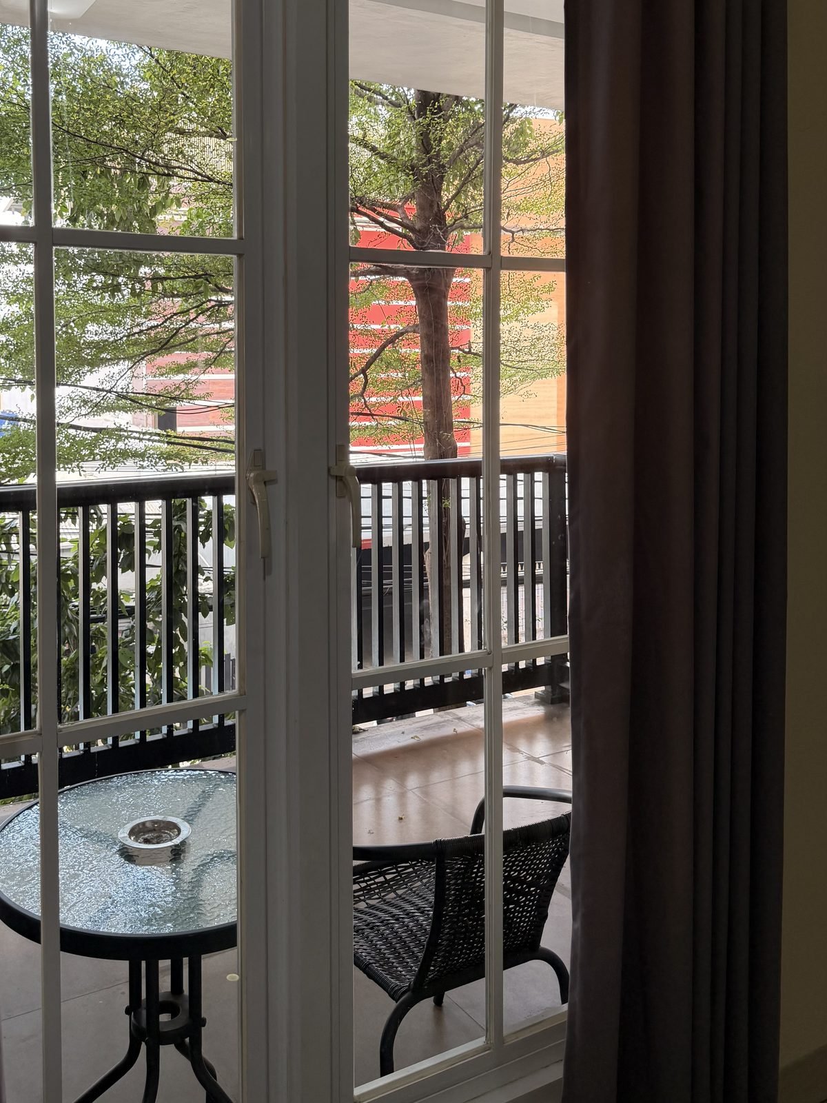 Pemandangan pepohonan dari pintu balkon