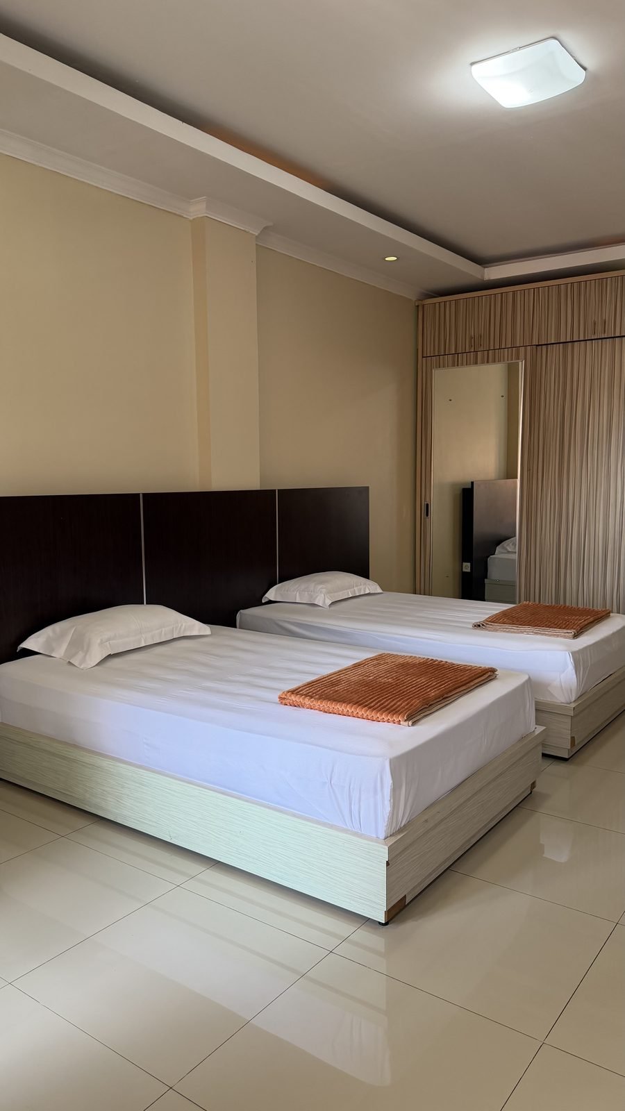 Kamar Suite Twin yang rapi dan terang